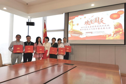  濃濃情深深意  獻(xiàn)禮祖國(guó)母親