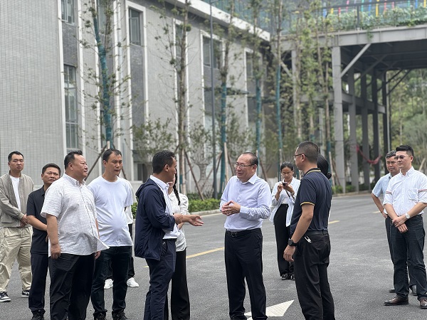 涼山州人民政府副州長(zhǎng)蘇正清率隊(duì)到?jīng)錾街萜沸罗r(nóng)業(yè)開(kāi)發(fā)有限公司德昌供港果蔬融合項(xiàng)目現(xiàn)場(chǎng)調(diào)研